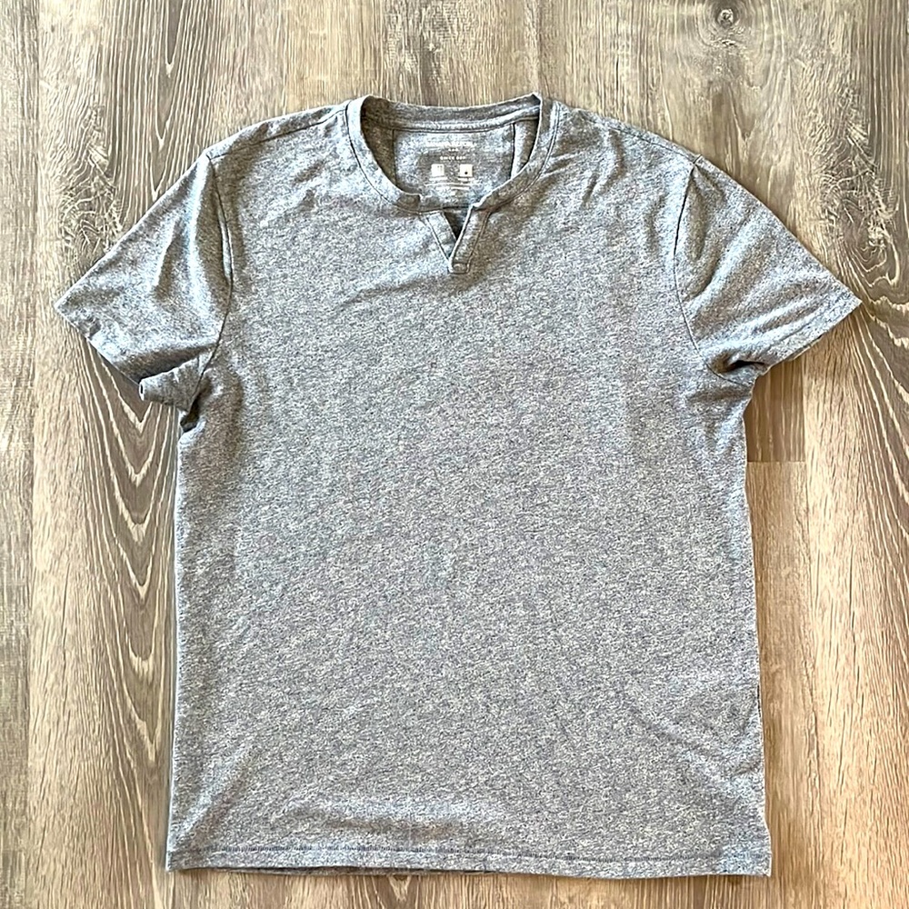 Banana Republic Men’s Quick Dry Gray Tee
